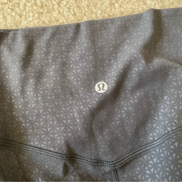 Lululemon 25” Align In Lattice Work Emboss Black - Picture 3 of 5